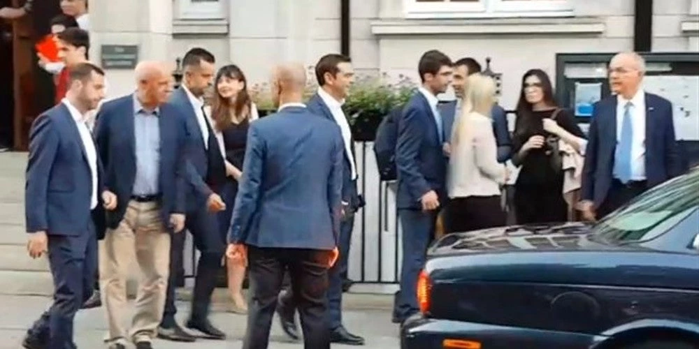 Τους κυνηγούν από παντού – «Γιούχα» σε Τσίπρα στο Λονδίνο: «Προδότη πούλησες τη Μακεδονία για 30 αργύρια» – «Δώσε και την Κύπρο» – Βίντεο